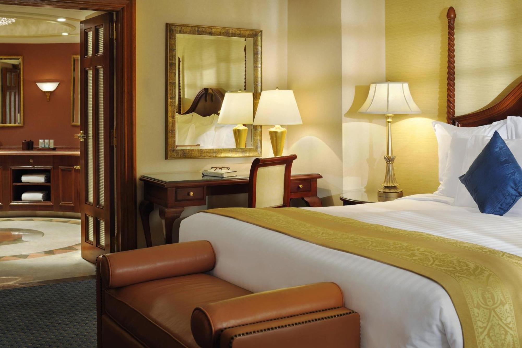 Cairo Marriott Hotel & Omar Khayyam Casino Esterno foto A guest room at the Ritz-Carlton, Boston