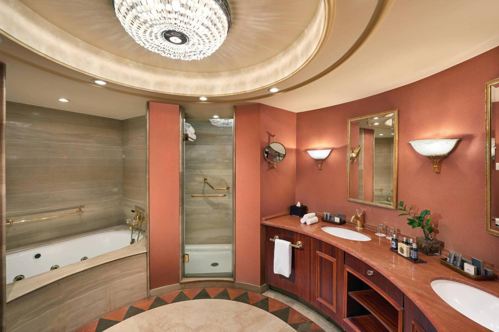 Cairo Marriott Hotel & Omar Khayyam Casino Esterno foto Bathroom
