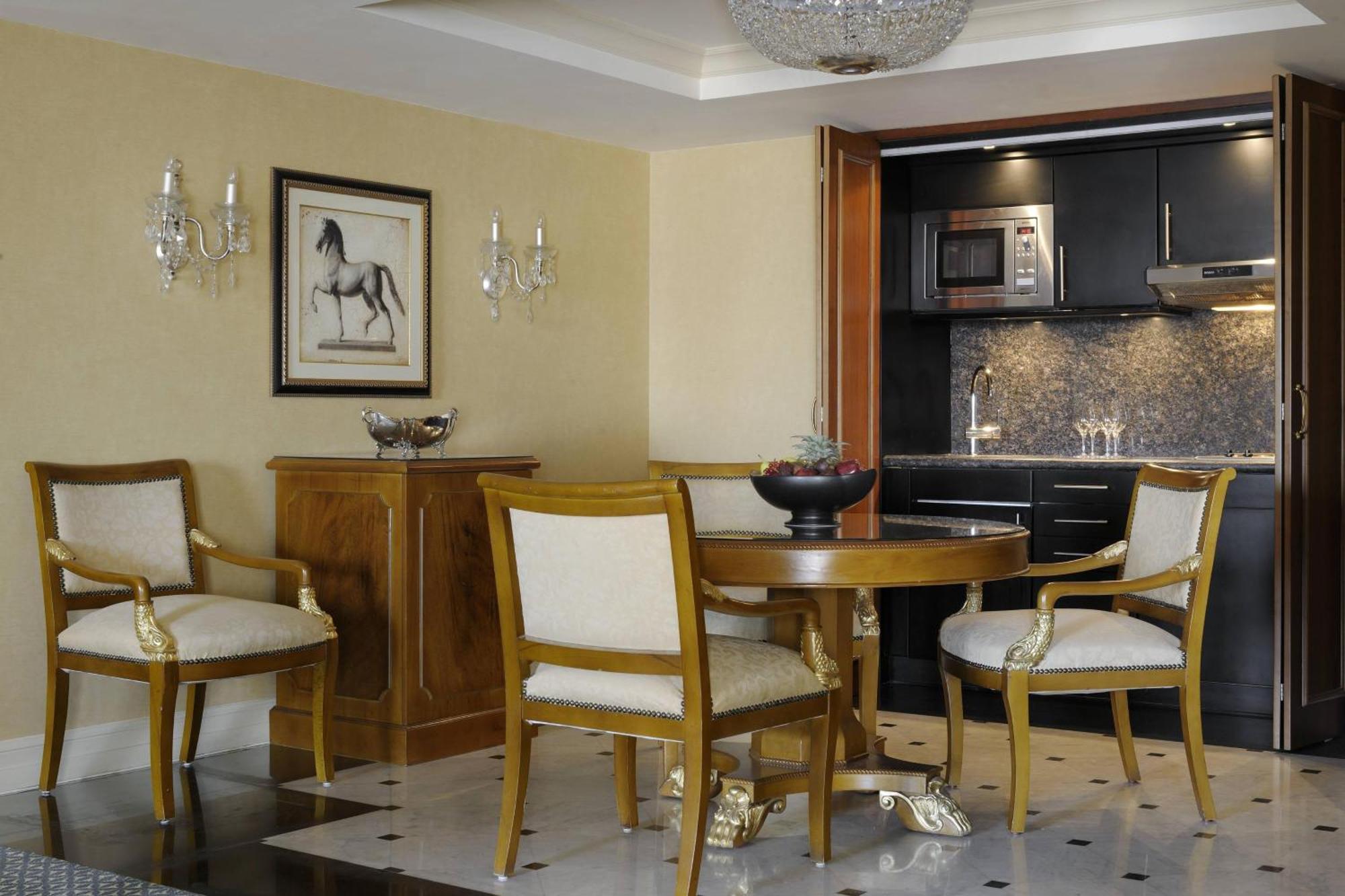 Cairo Marriott Hotel & Omar Khayyam Casino Esterno foto A kitchen in a suite at the Four Seasons Hotel, London