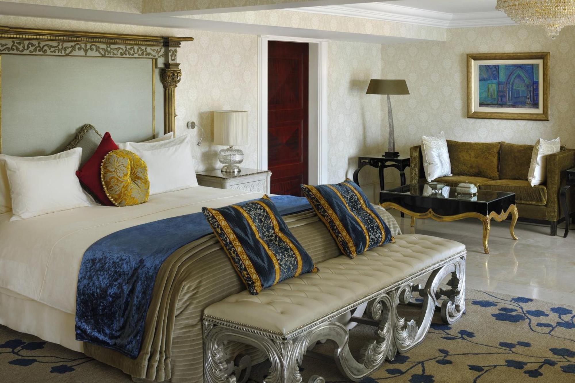 Cairo Marriott Hotel & Omar Khayyam Casino Esterno foto A bedroom at the Emirates Palace