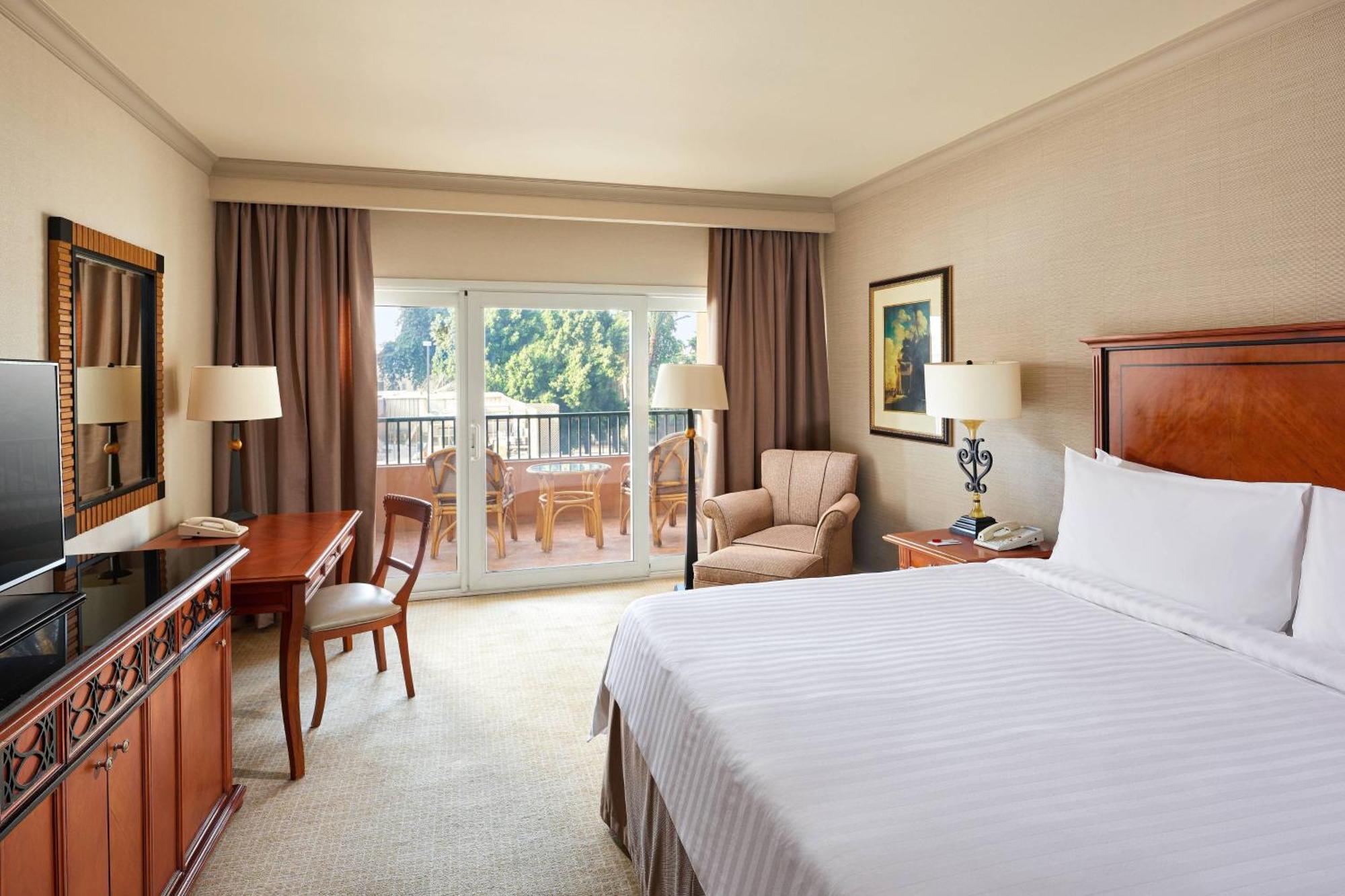 Cairo Marriott Hotel & Omar Khayyam Casino Esterno foto A guest room at the Hilton San Francisco