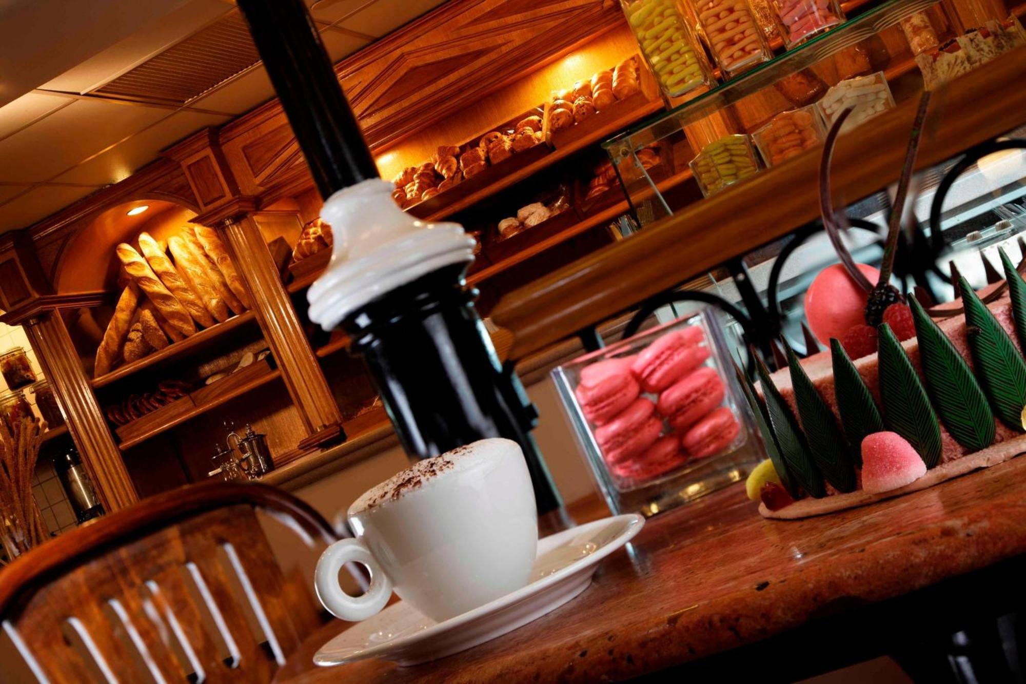 Cairo Marriott Hotel & Omar Khayyam Casino Esterno foto Interior of a typical Italian coffee shop