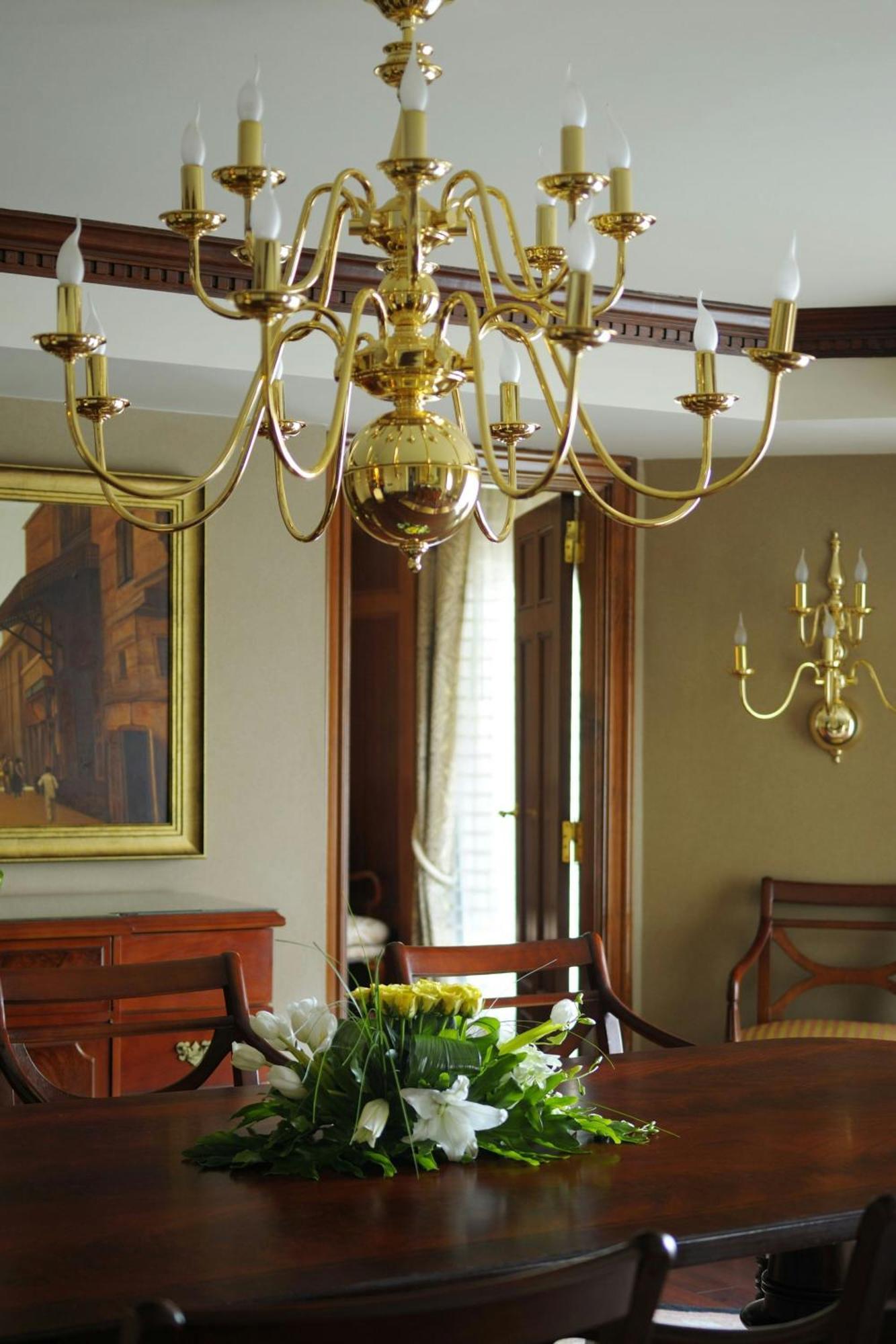 Cairo Marriott Hotel & Omar Khayyam Casino Esterno foto A brass chandelier