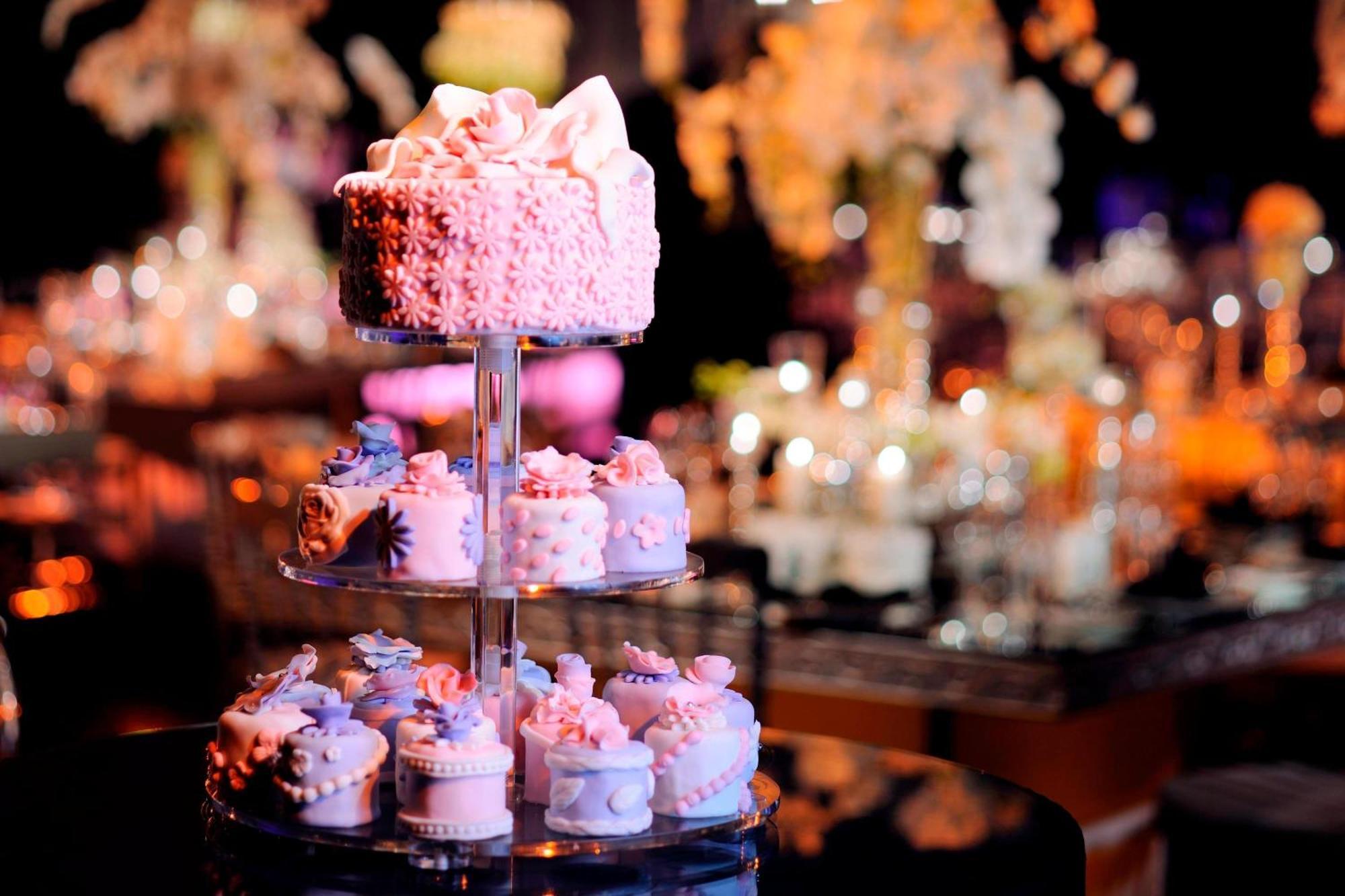 Cairo Marriott Hotel & Omar Khayyam Casino Esterno foto A tiered dessert stand